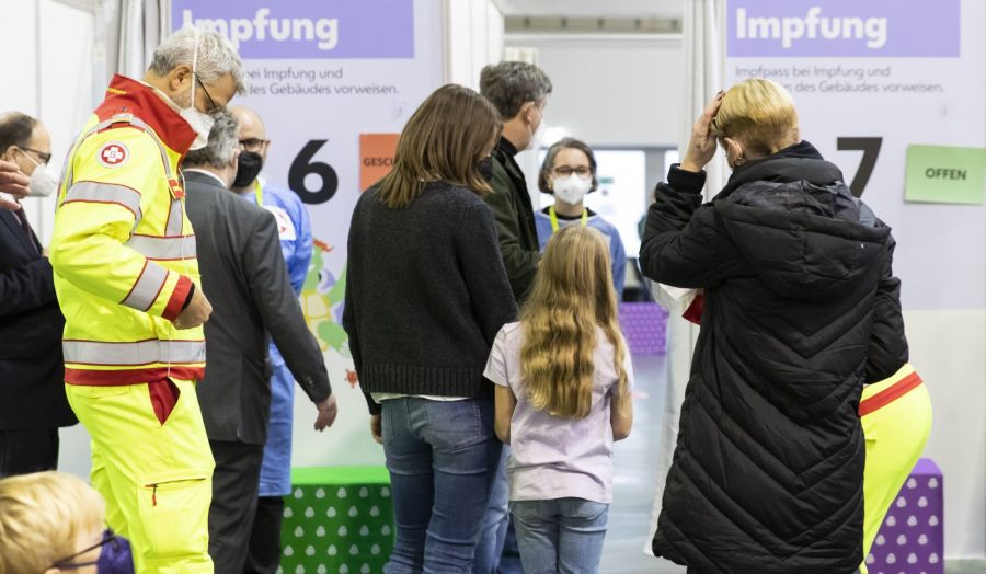 Austria ben te detyrueshem vaksinimin edhe per femijet